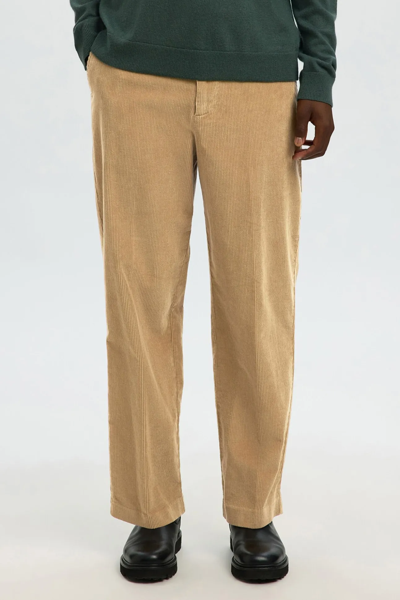 Calça de veludo cotelê com caimento relaxado