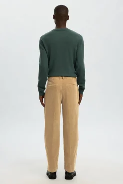 Calça de veludo cotelê com caimento relaxado