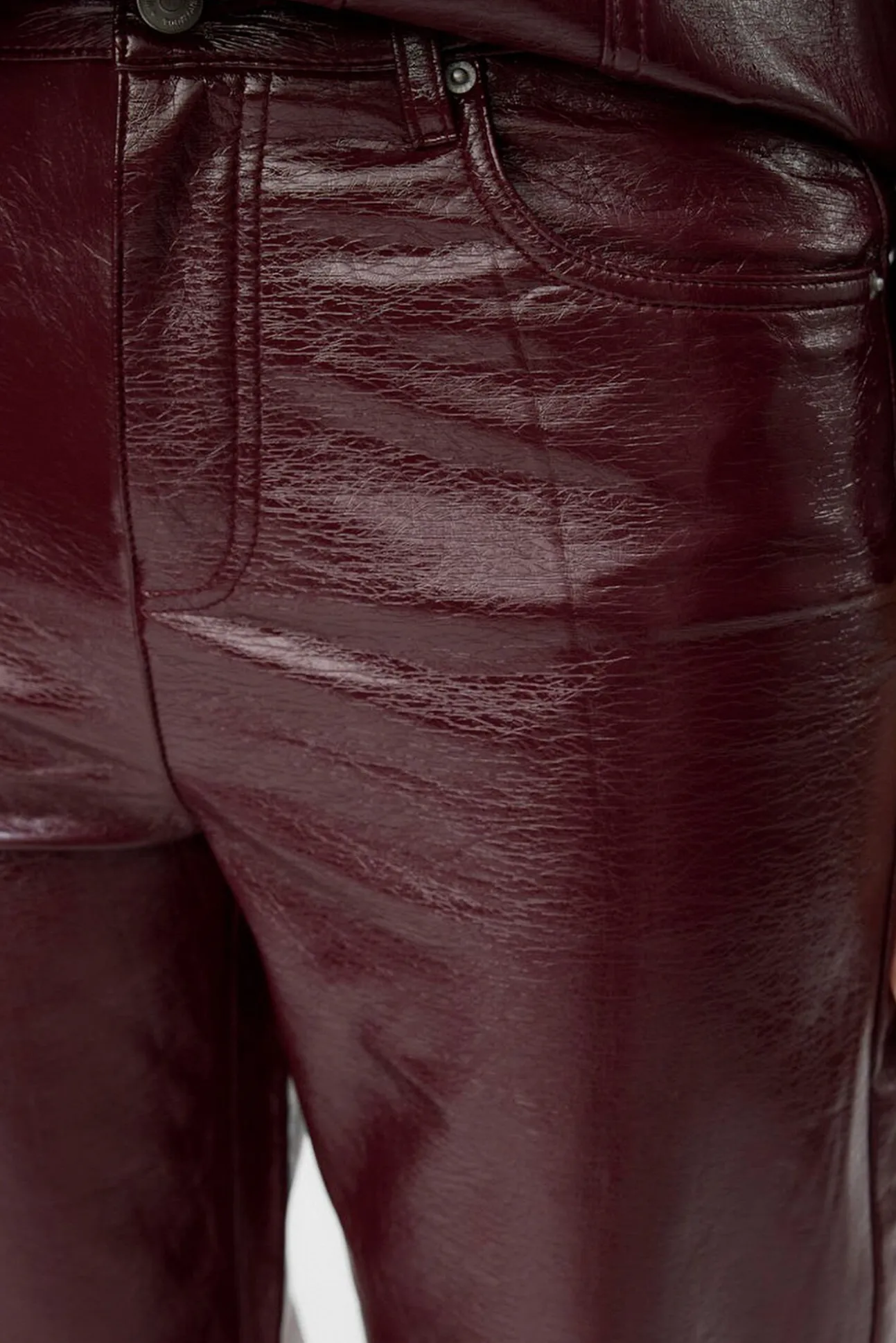 Calça enceradas brilhantes