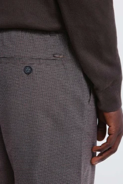 Calça estruturadas e slim fit