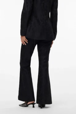 Calça flare com efeito renda