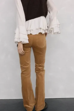 Calça flare push-up de veludo
