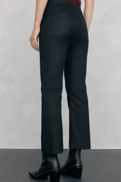Calça jeans básica cropped flare com efeito couro