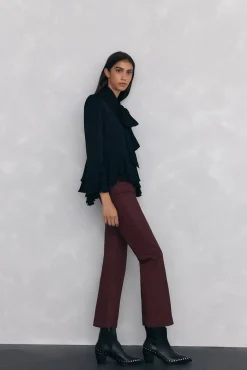 Calça jeans básica cropped flare com efeito couro