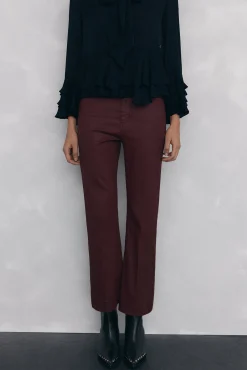 Calça jeans básica cropped flare com efeito couro