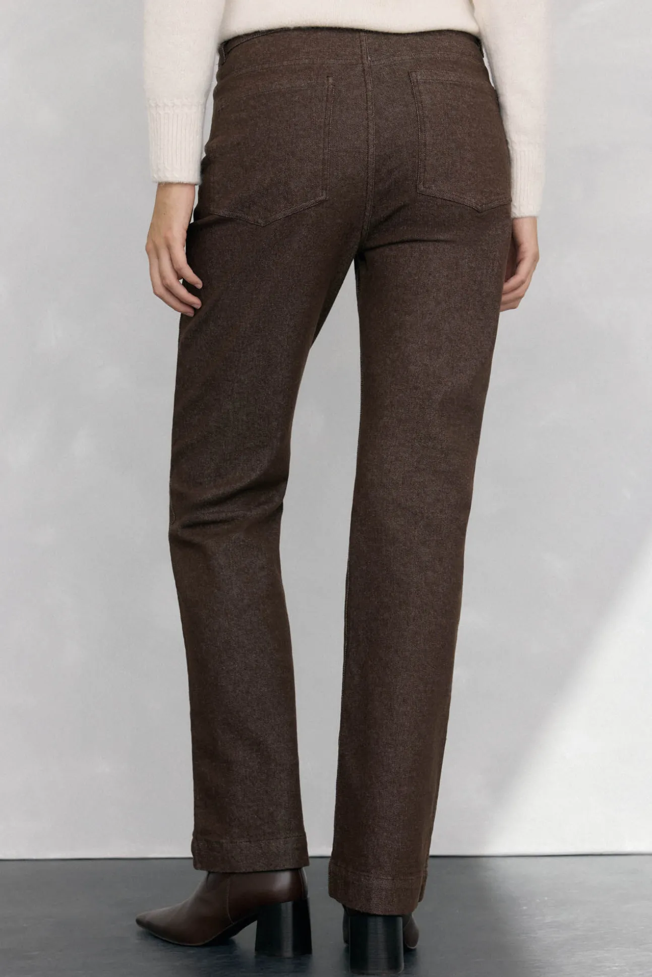 Calça jeans básica estilo tubo de fogão