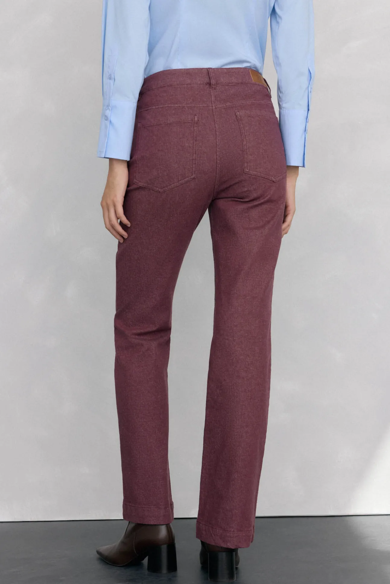 Calça jeans básica estilo tubo de fogão