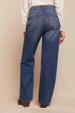 Calça jeans com abertura baixa