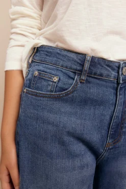 Calça jeans com abertura baixa