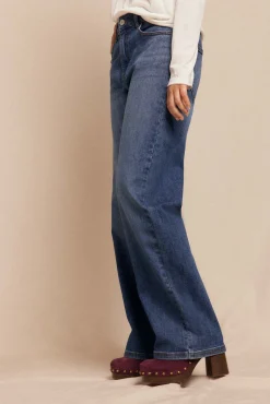Calça jeans com abertura baixa
