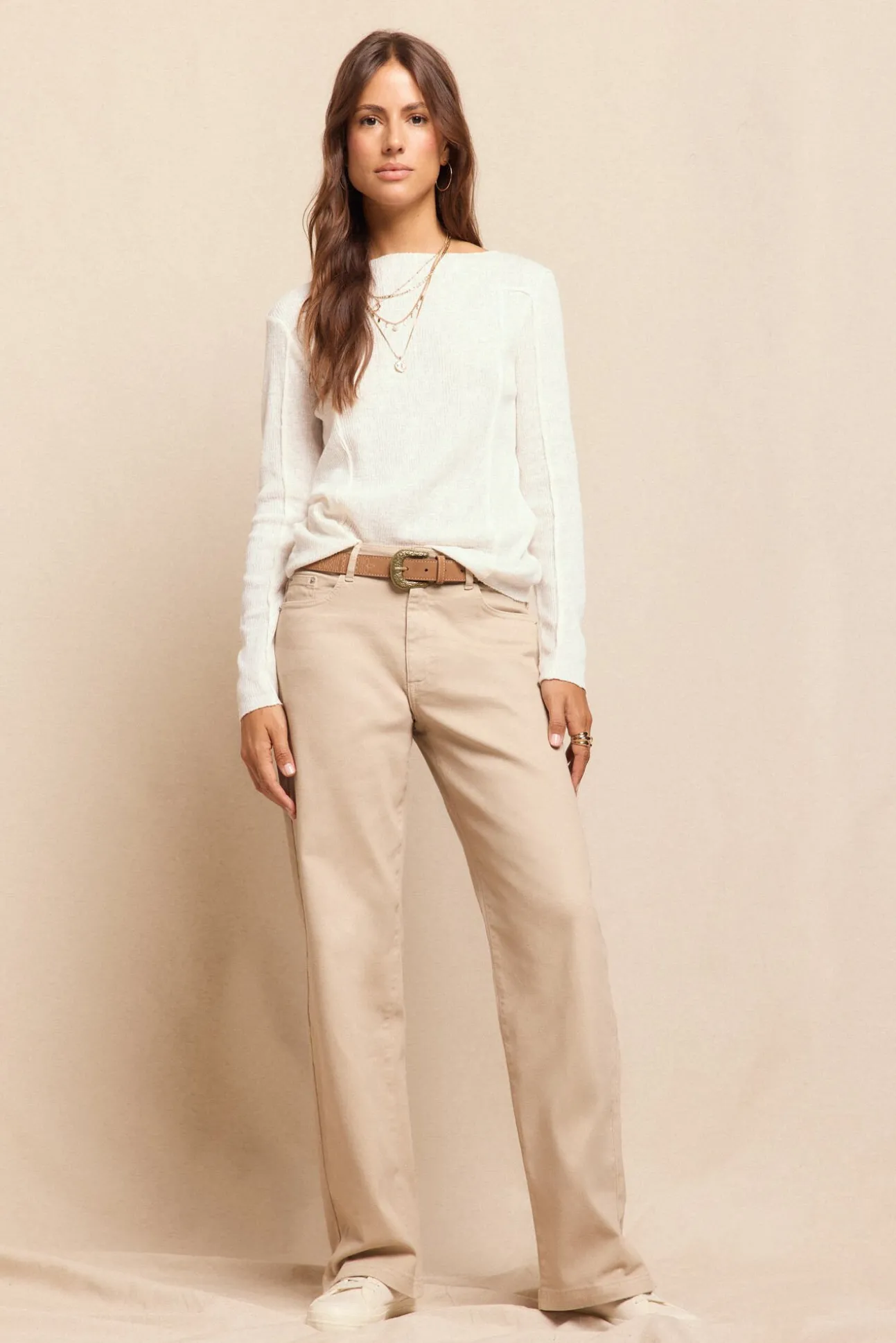 Calça jeans com abertura baixa