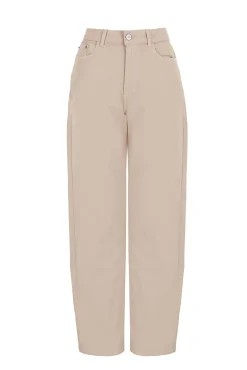 Calça jeans com abertura baixa