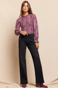 Calça jeans com abertura baixa