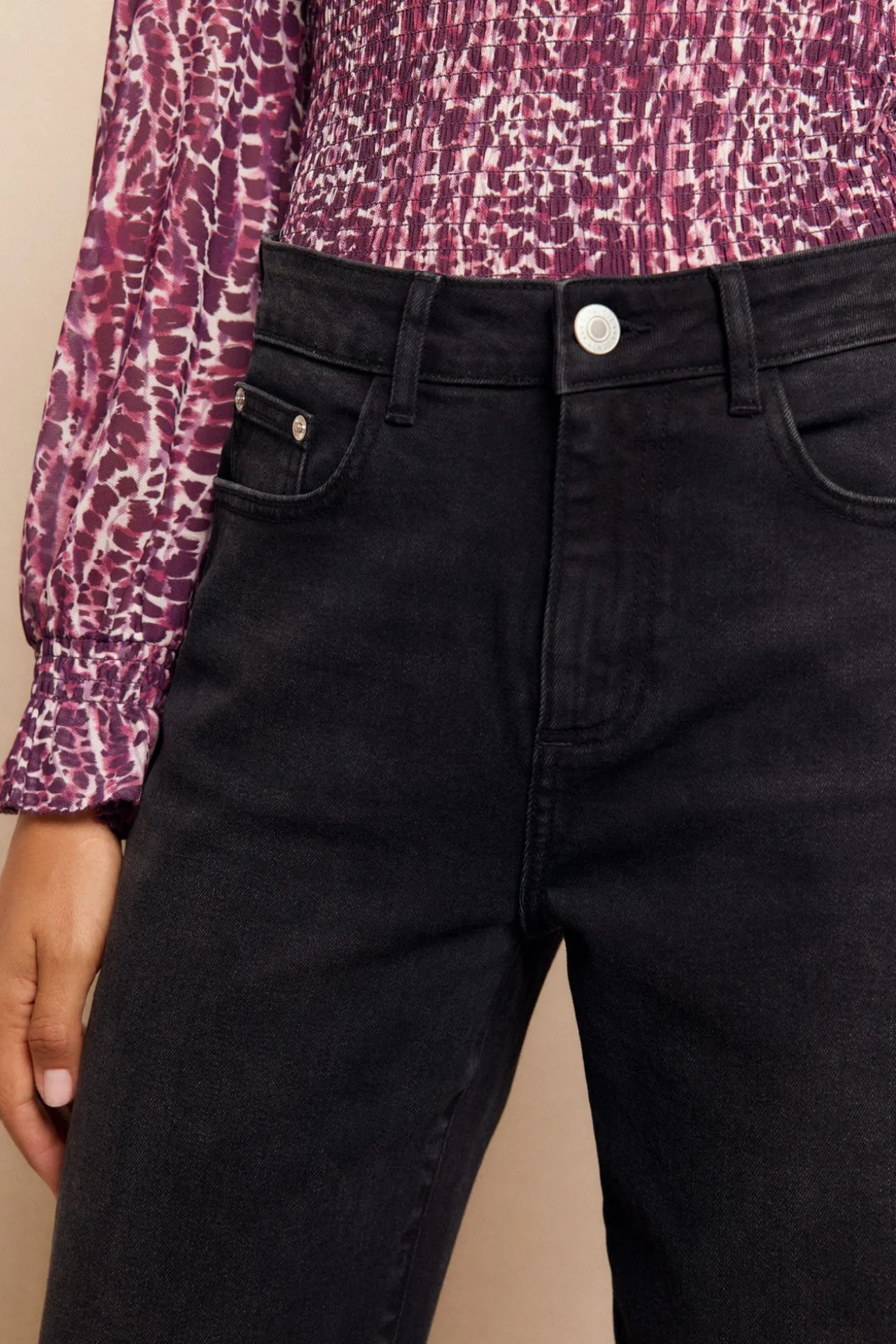 Calça jeans com abertura baixa