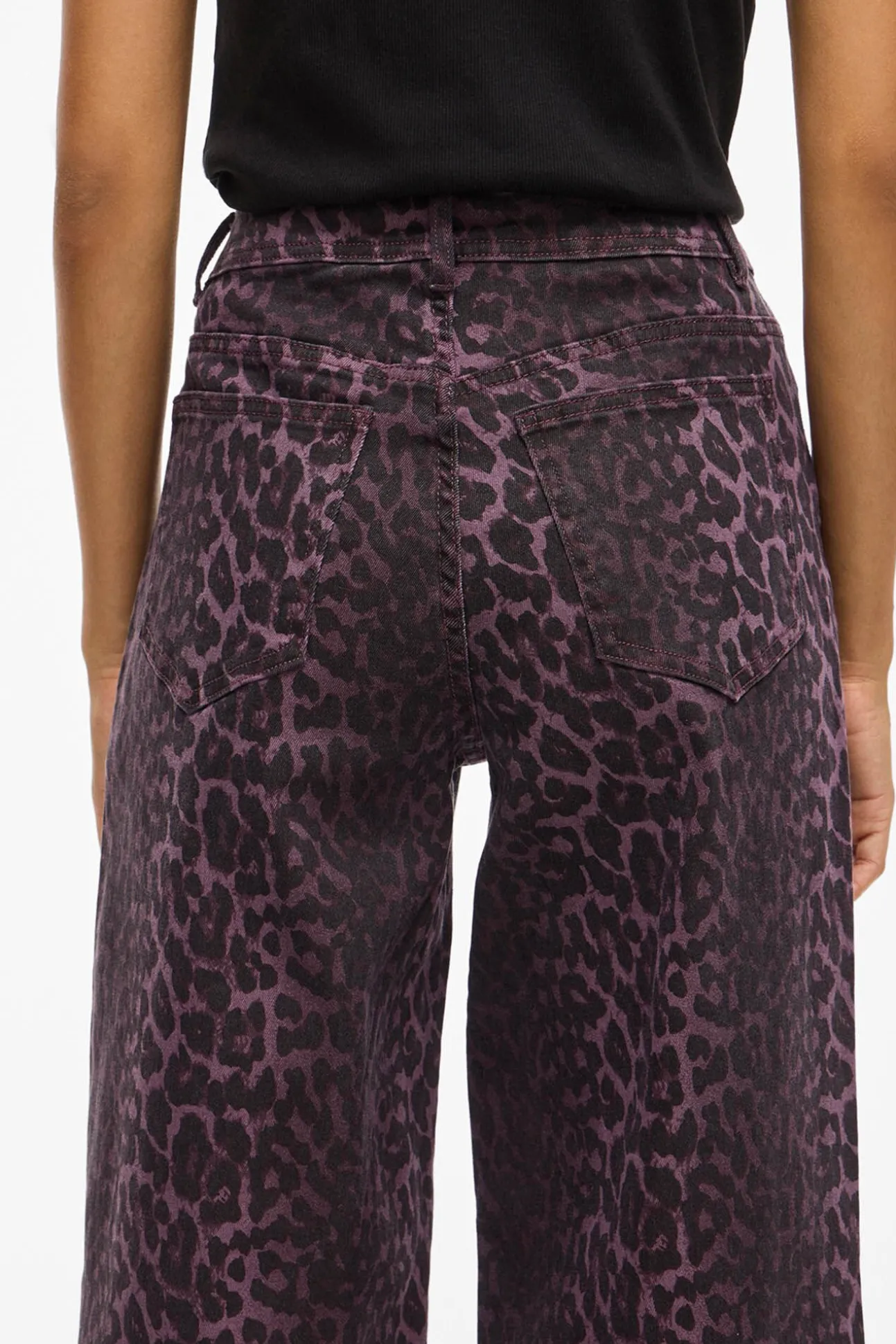 Calça jeans com estampado de leopardo