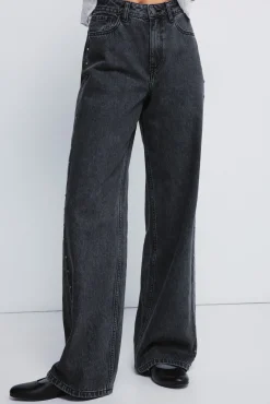 Calça jeans com tachas largas