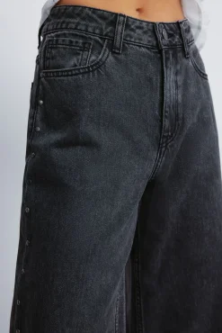 Calça jeans com tachas largas