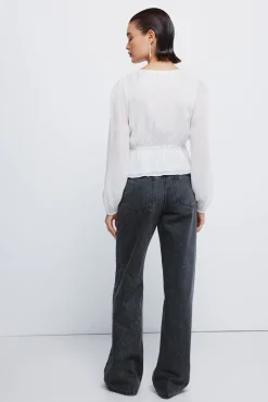 Calça jeans com tachas largas