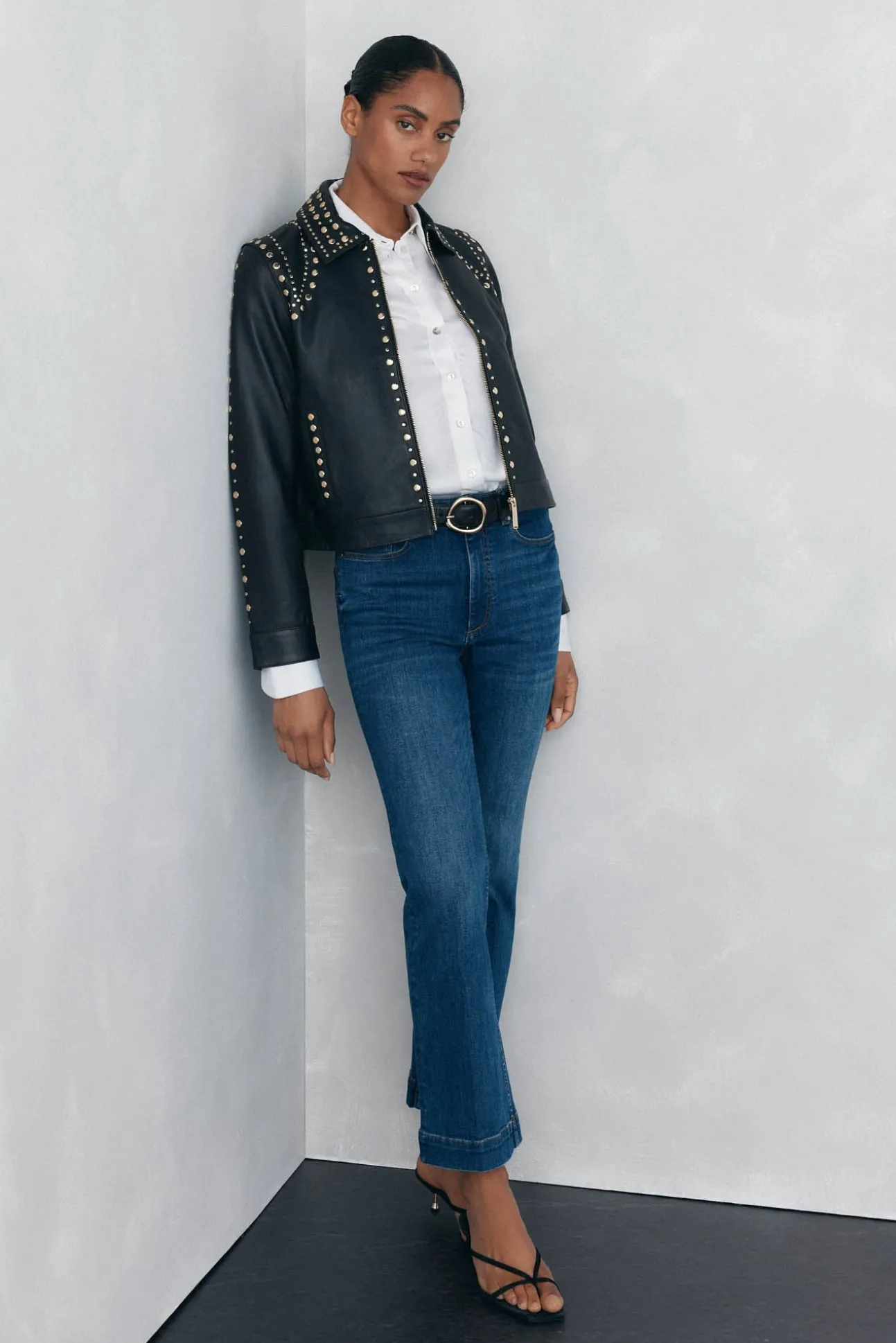 Calça jeans cropped flare push-up