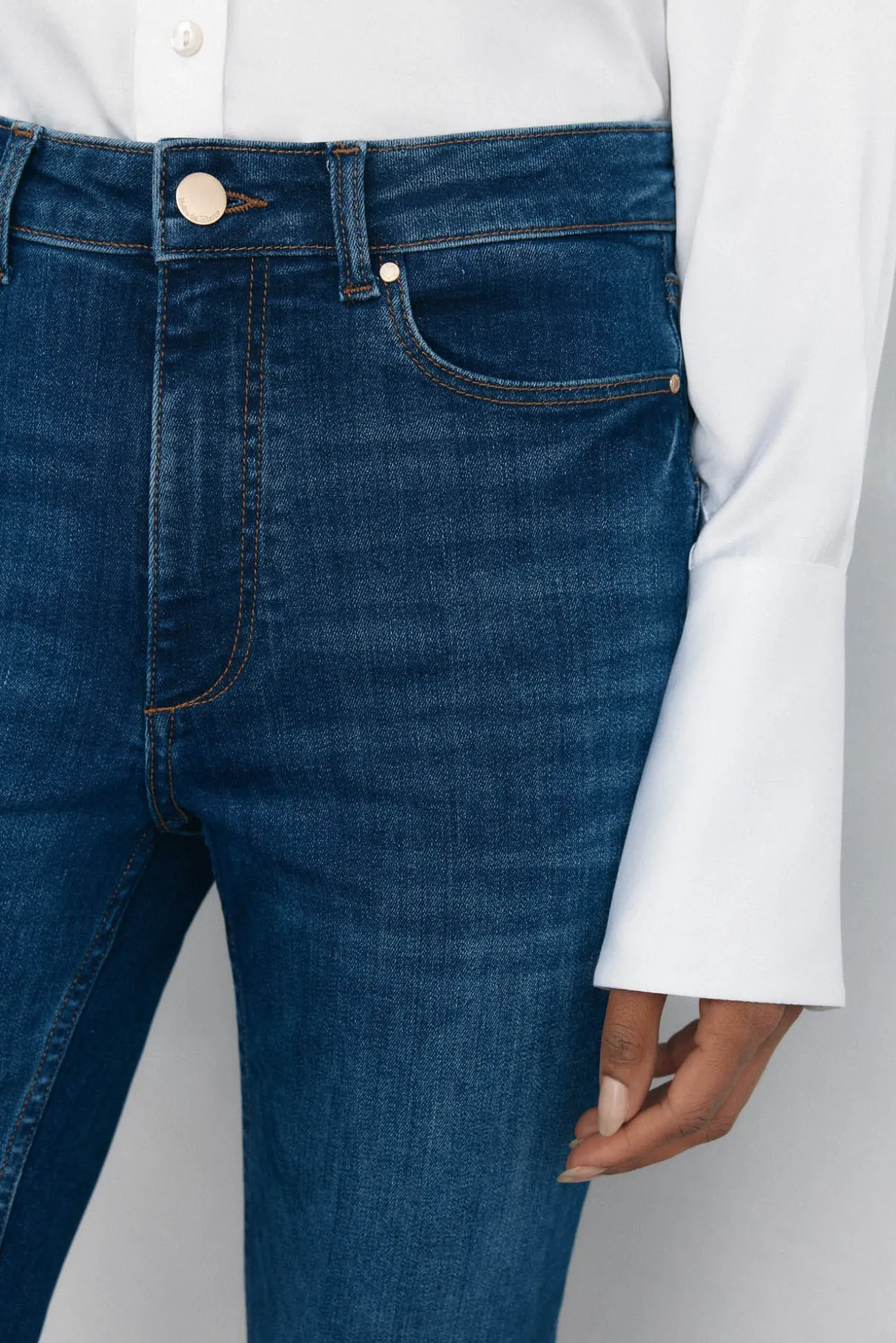 Calça jeans cropped flare push-up