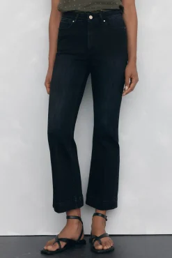 Calça jeans cropped flare push-up