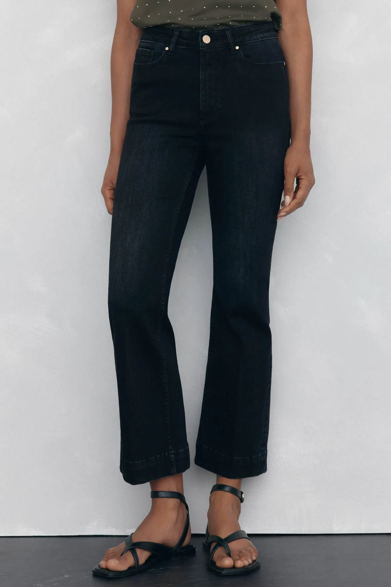 Calça jeans cropped flare push-up