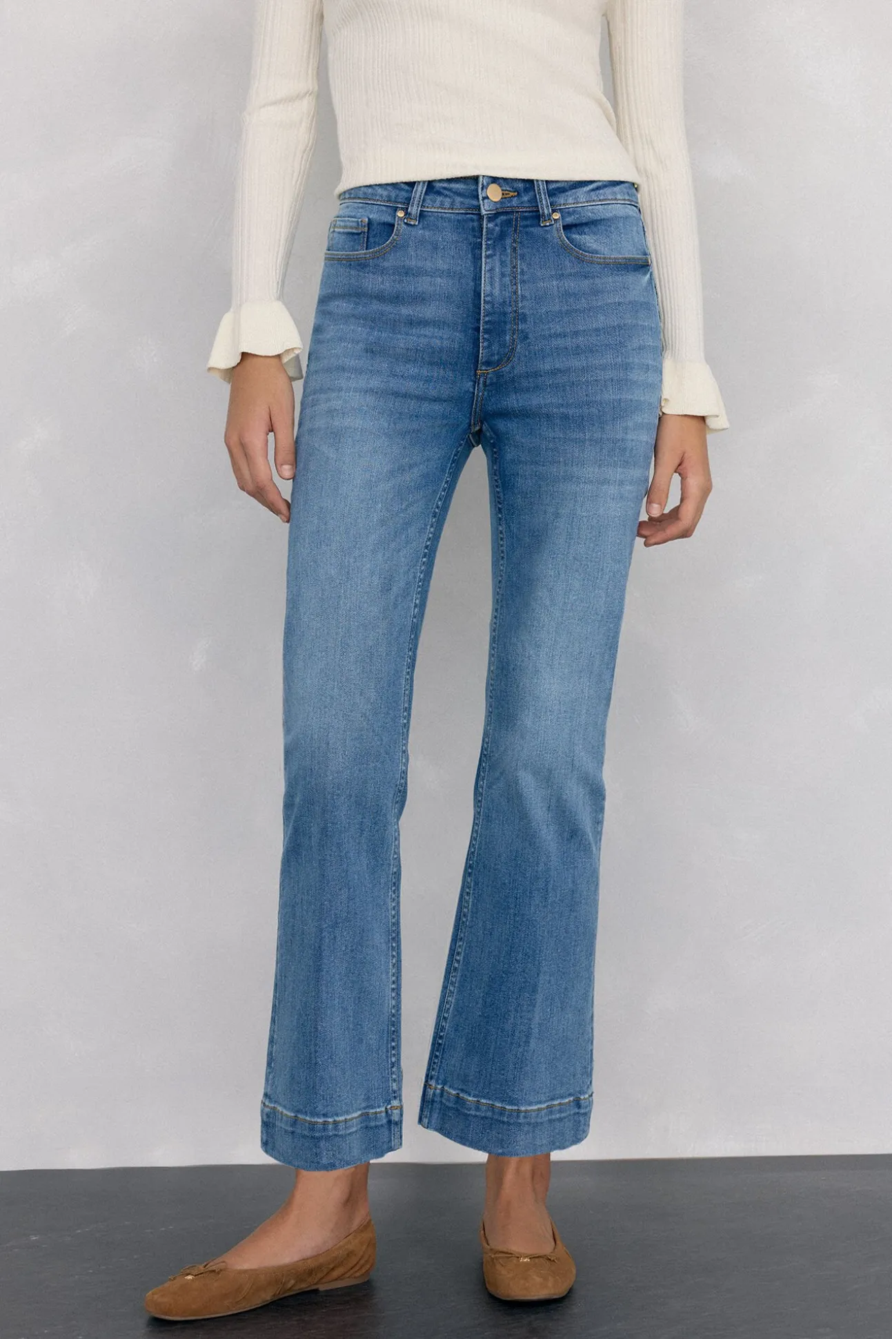 Calça jeans cropped flare push-up