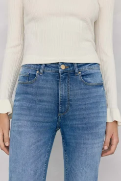 Calça jeans cropped flare push-up