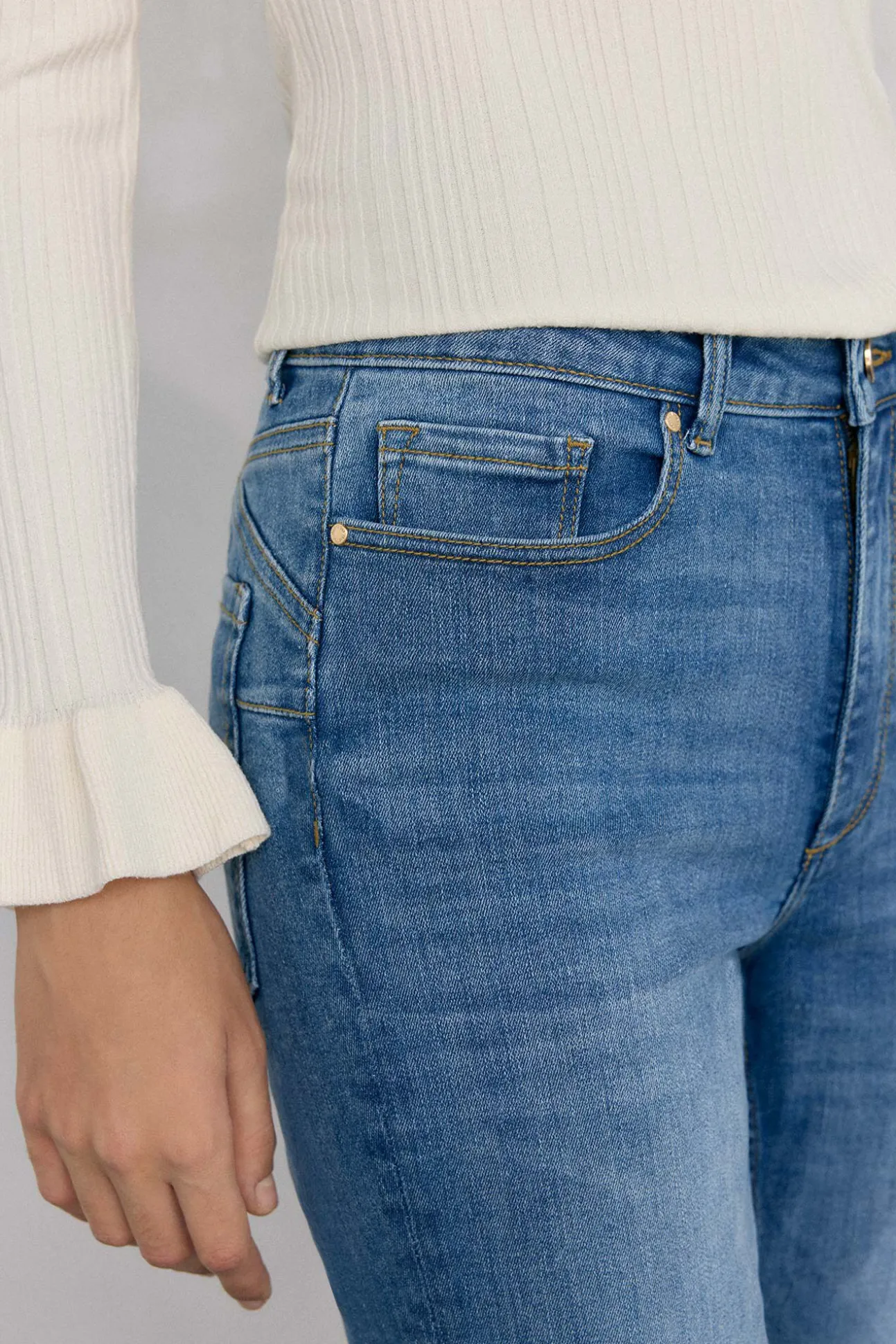 Calça jeans cropped flare push-up