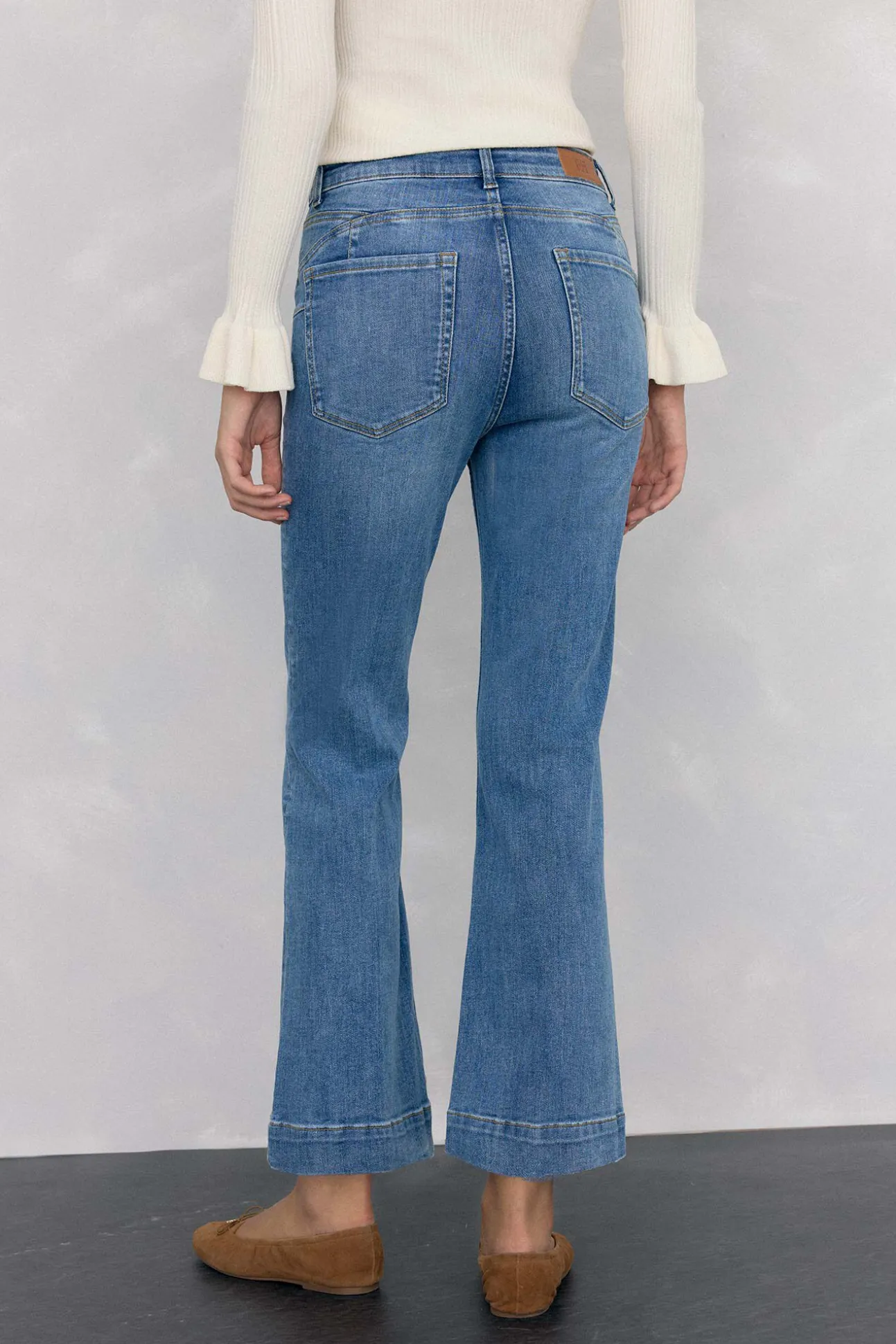 Calça jeans cropped flare push-up
