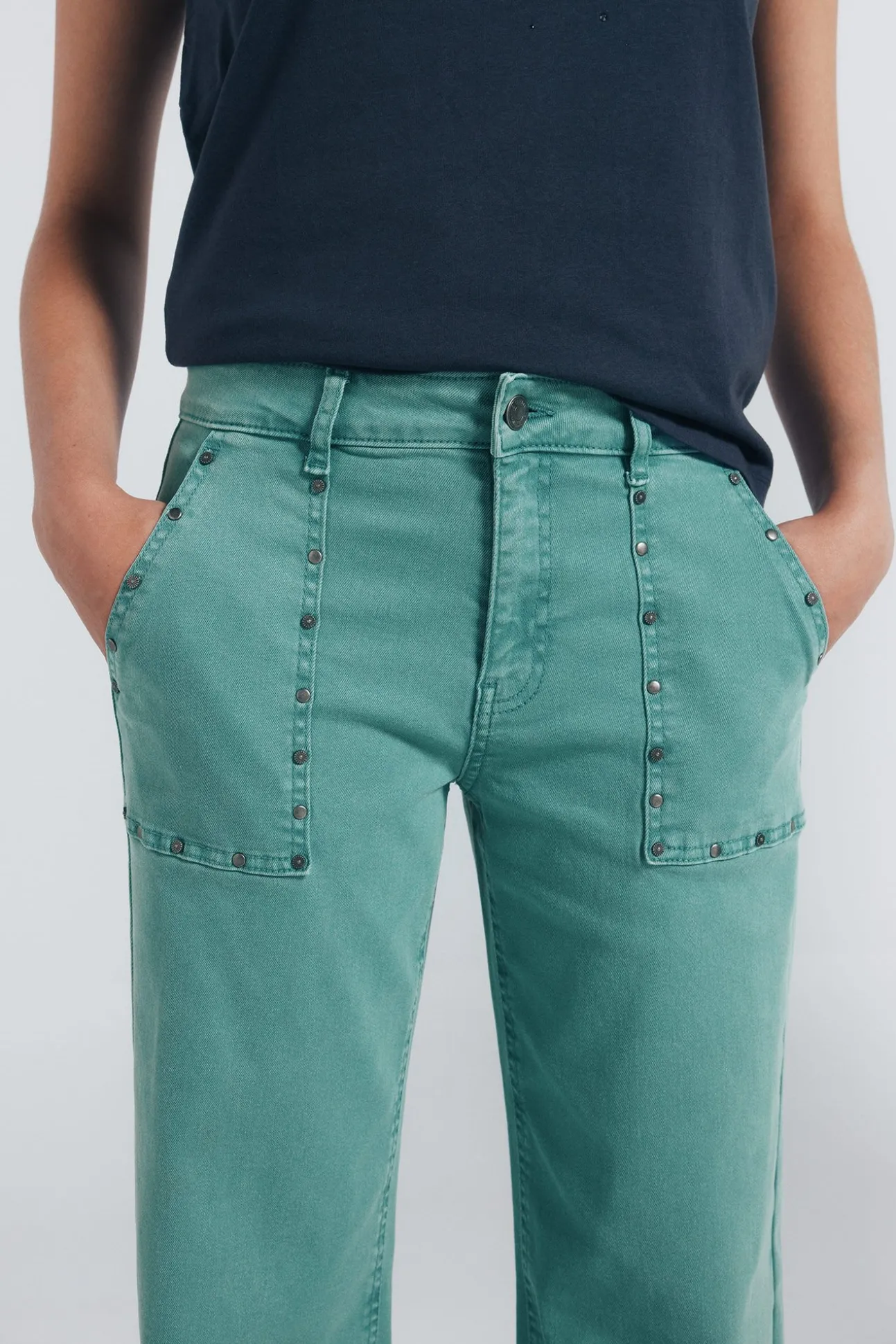Calça jeans culotte com tachas