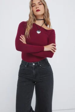 Calça jeans de perna larga com cristais brilhantes