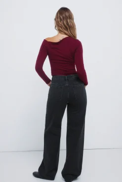 Calça jeans de perna larga com cristais brilhantes