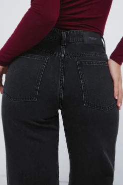 Calça jeans de perna larga com cristais brilhantes
