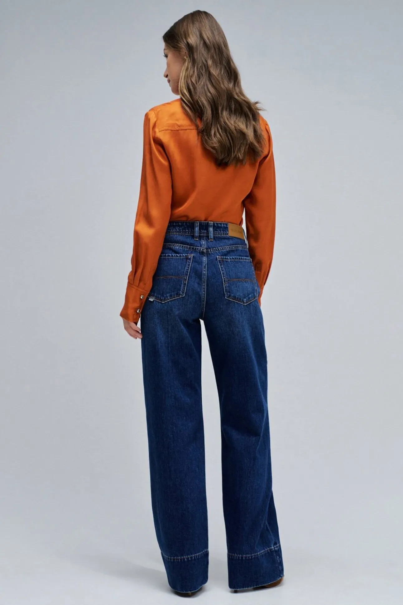 Calça jeans de perna larga com bainha alta