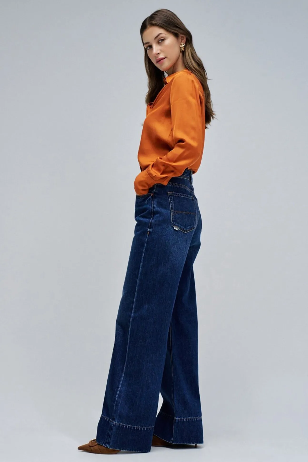 Calça jeans de perna larga com bainha alta