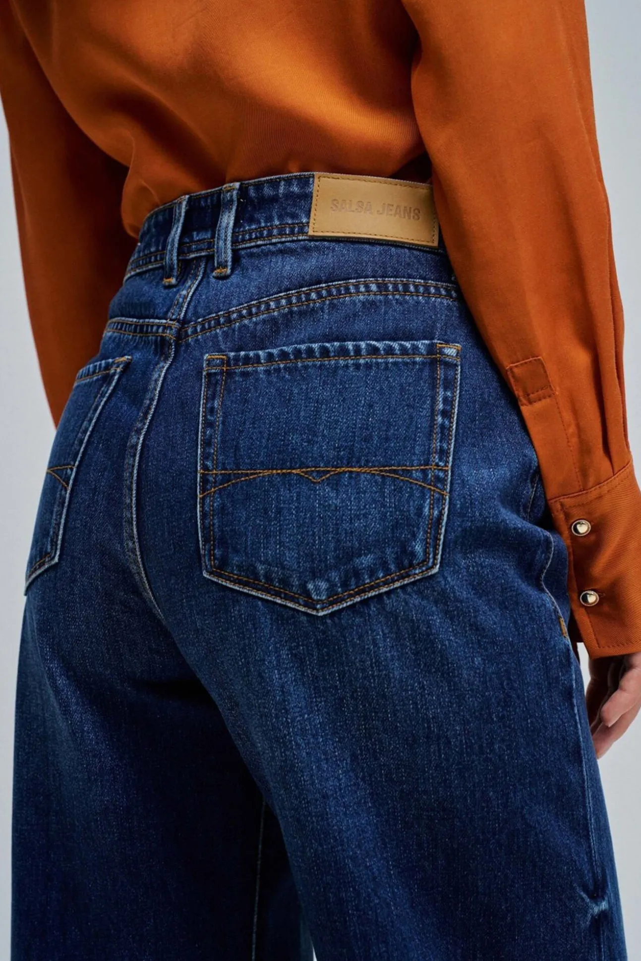 Calça jeans de perna larga com bainha alta