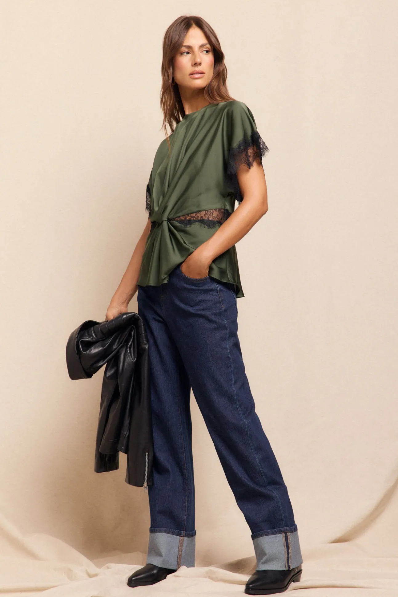 Calça jeans enrolada