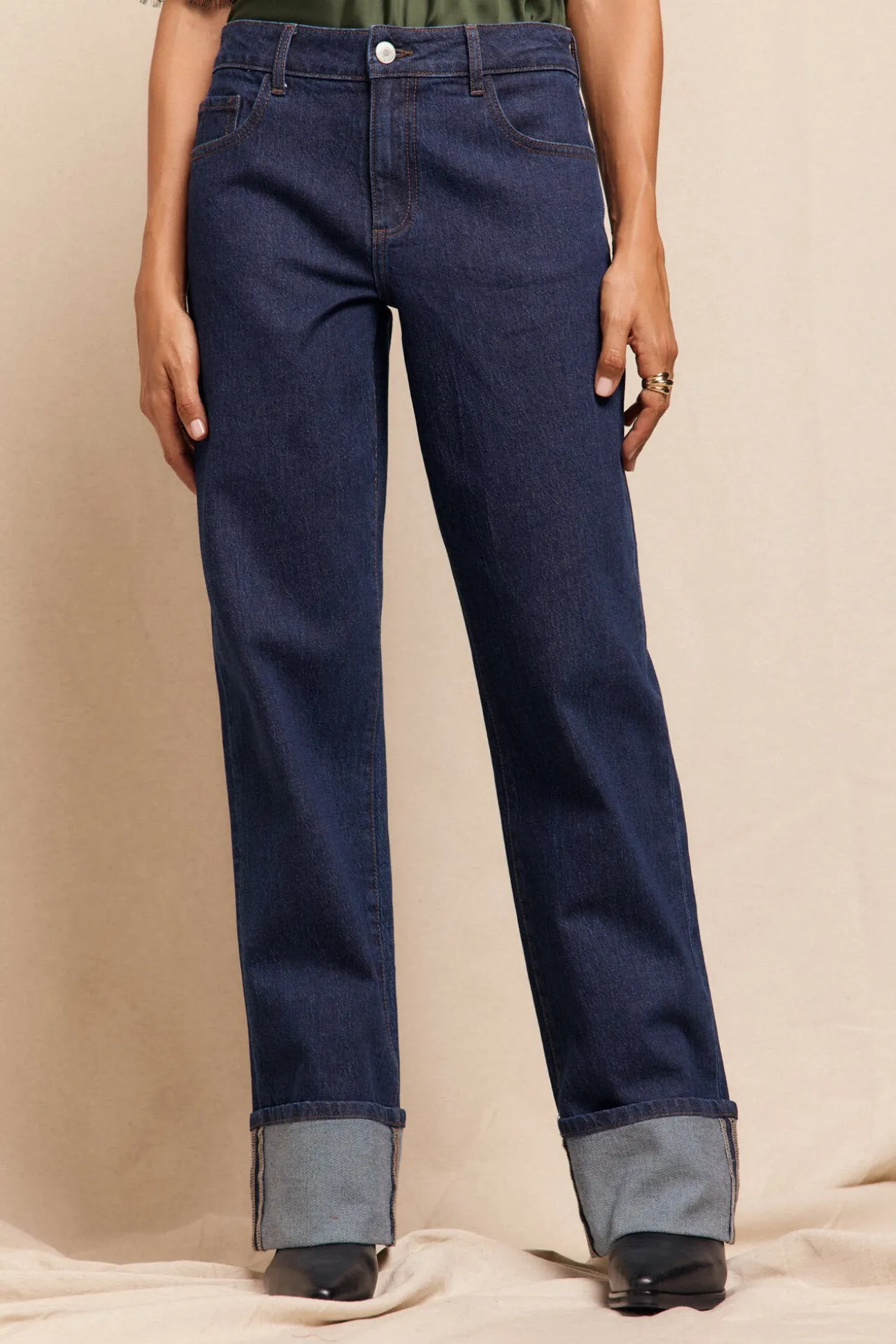 Calça jeans enrolada