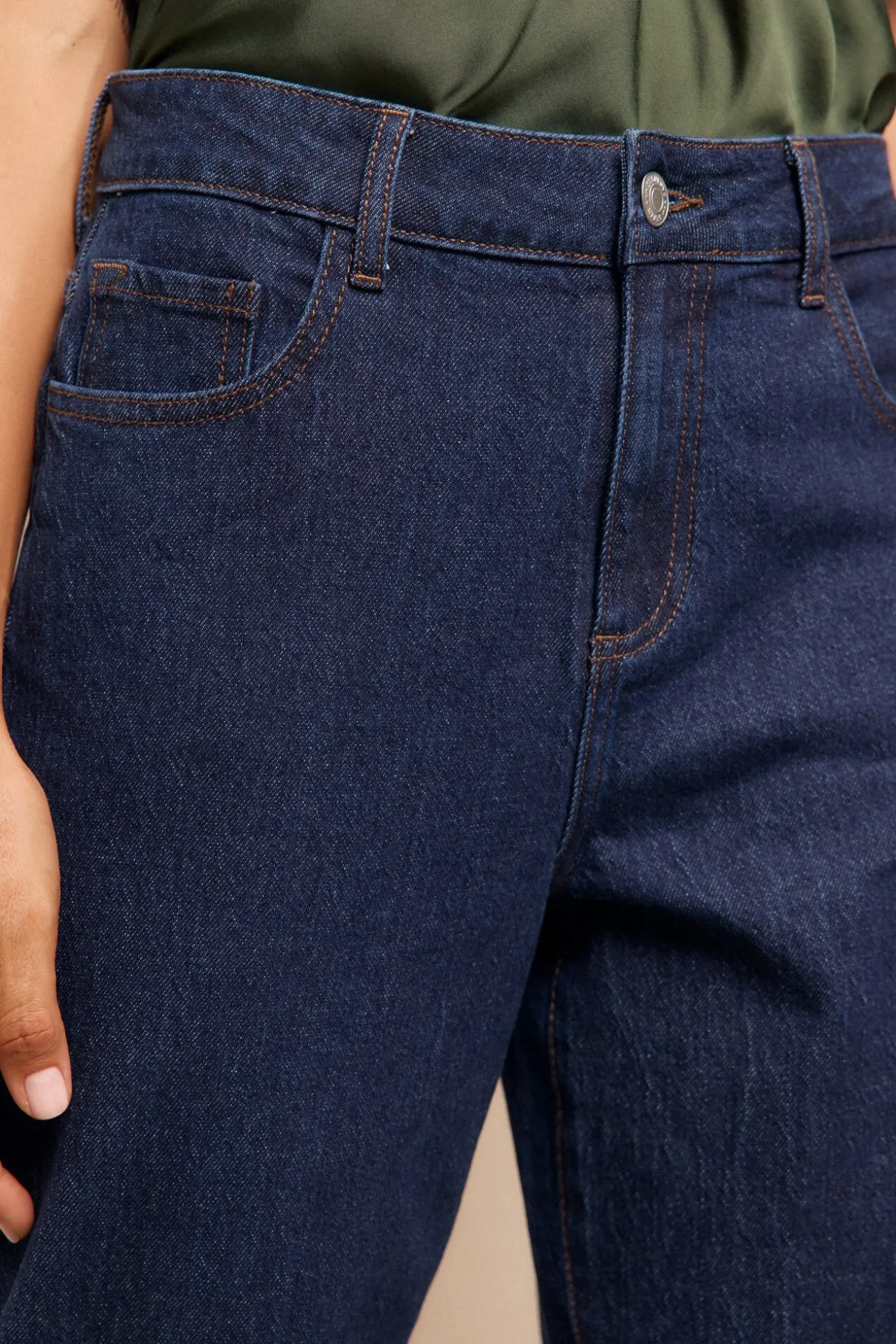 Calça jeans enrolada