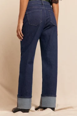 Calça jeans enrolada