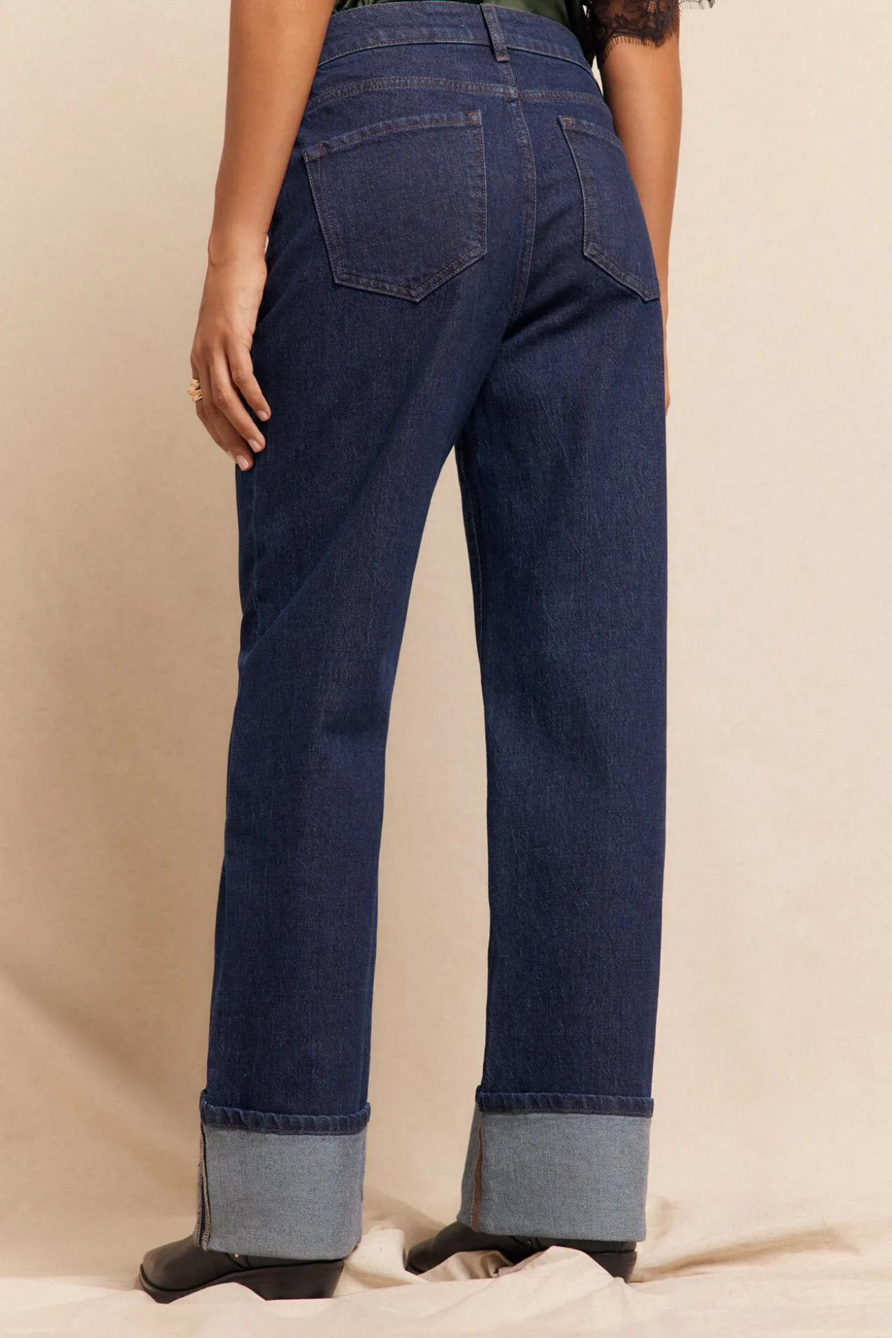 Calça jeans enrolada