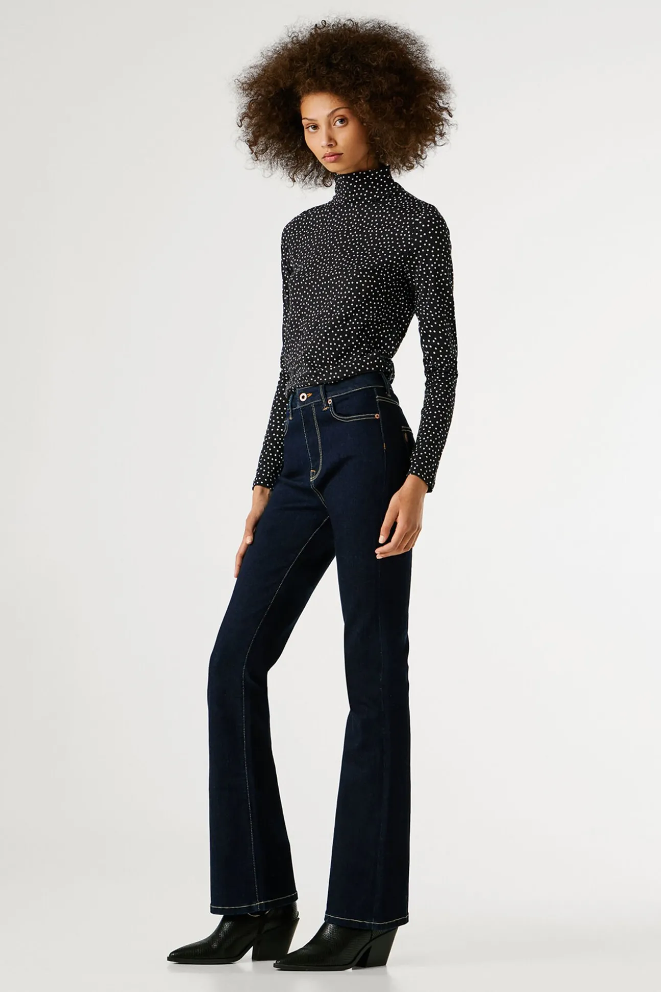 Calça jeans flare de corte alta