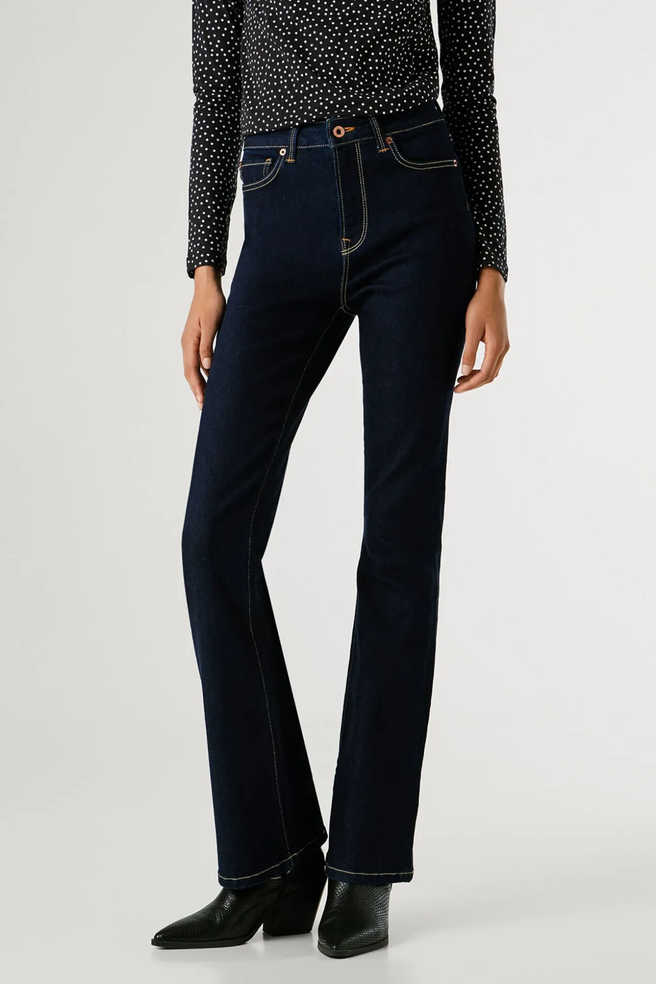 Calça jeans flare de corte alta