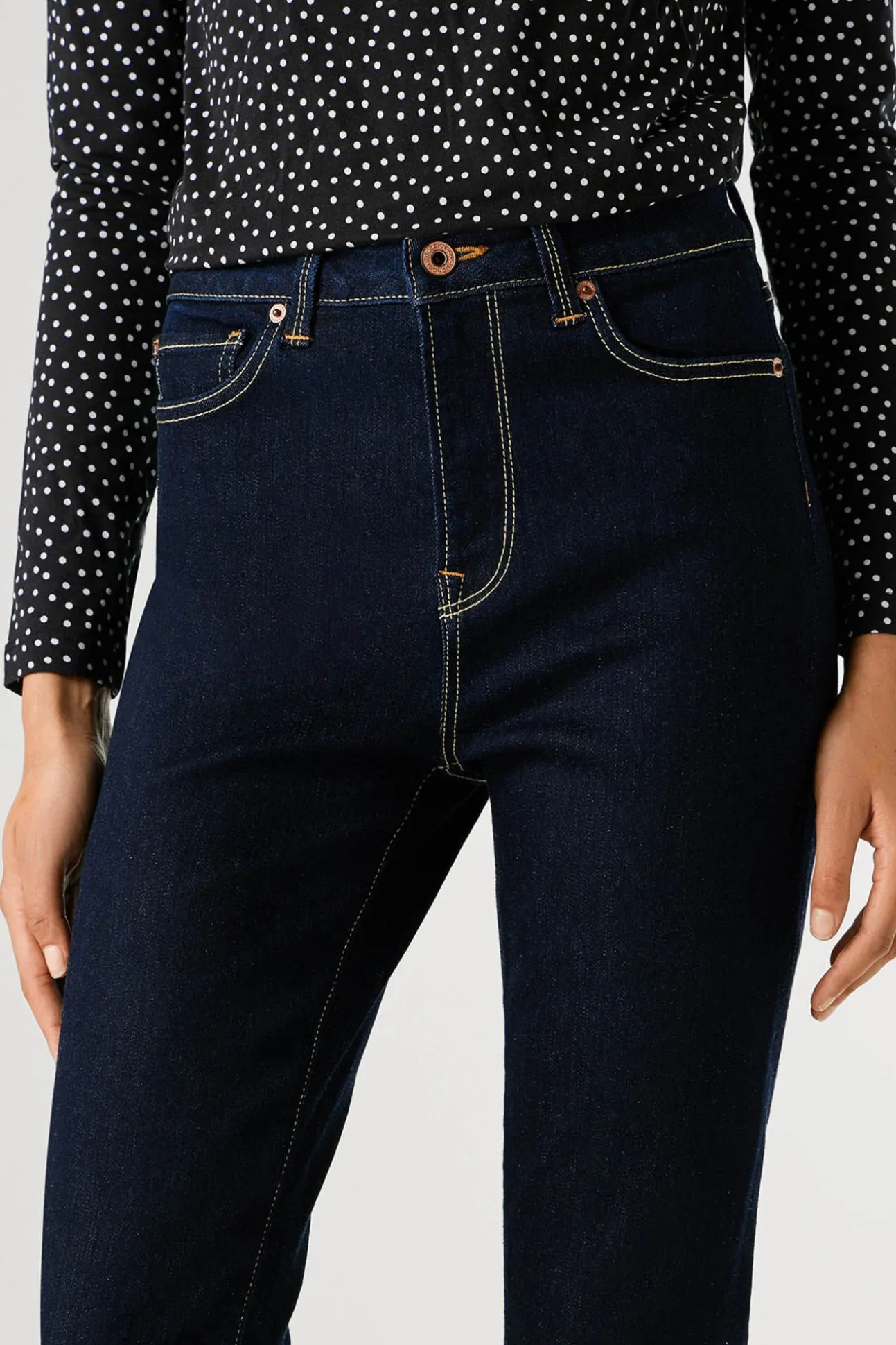 Calça jeans flare de corte alta