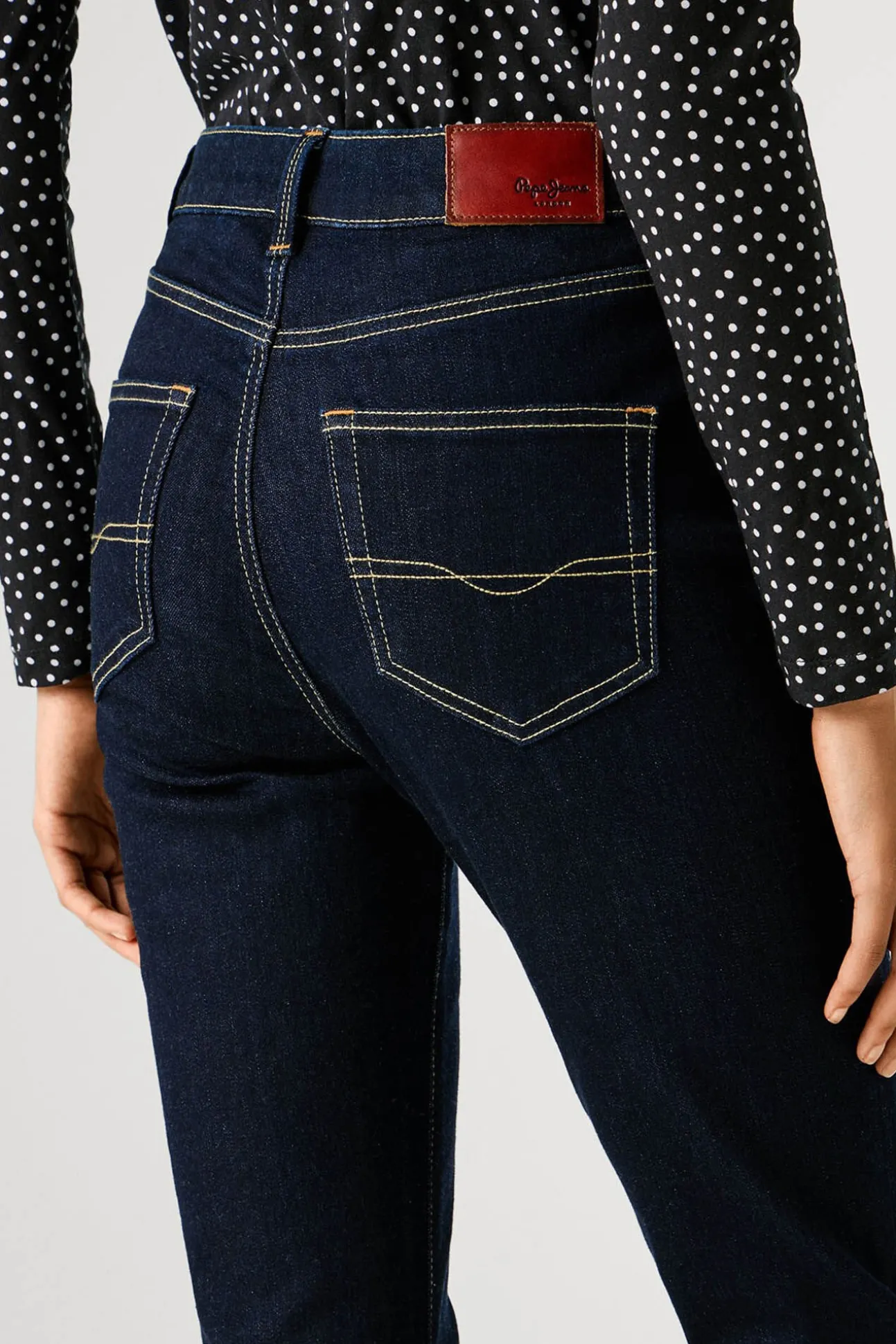 Calça jeans flare de corte alta