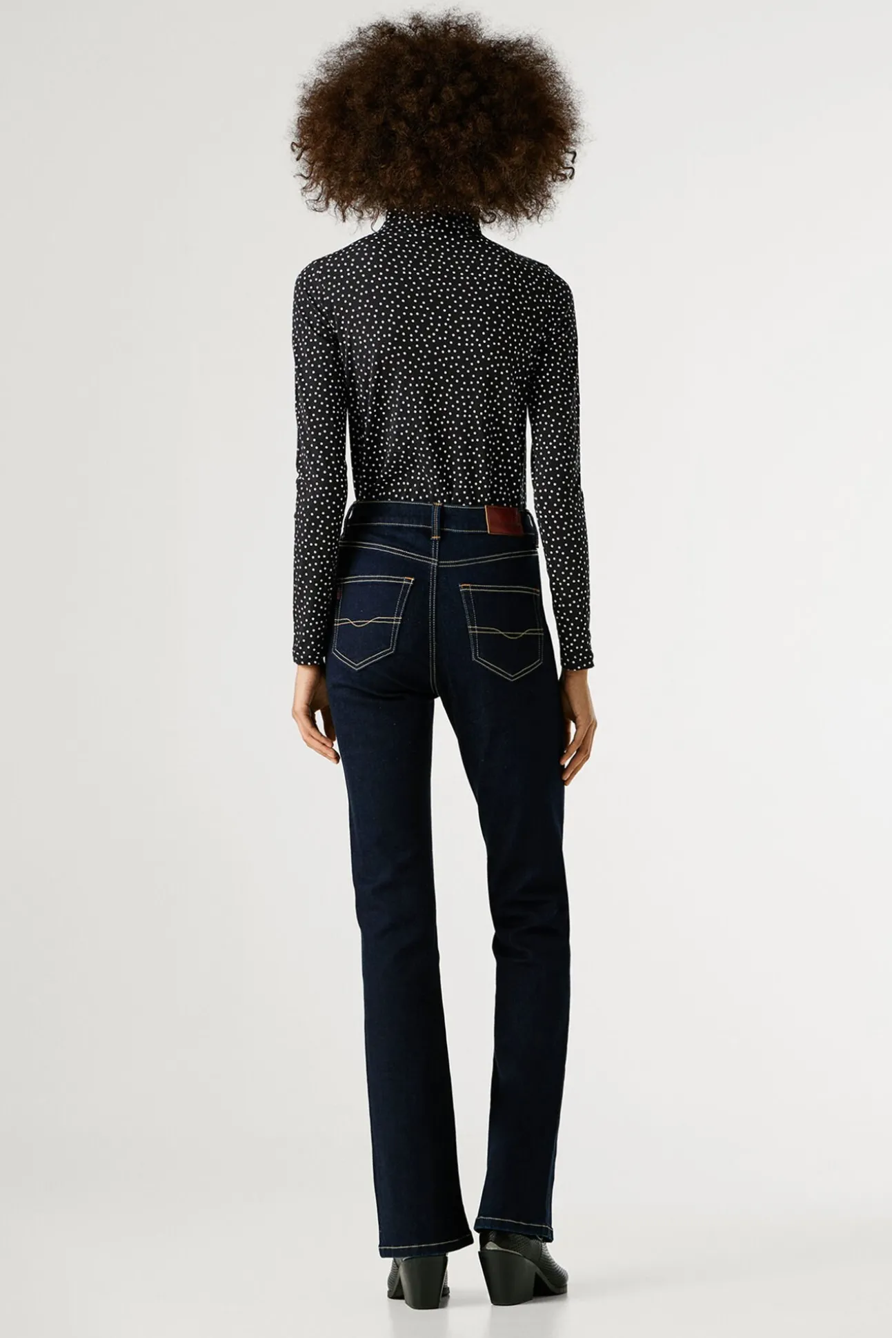 Calça jeans flare de corte alta