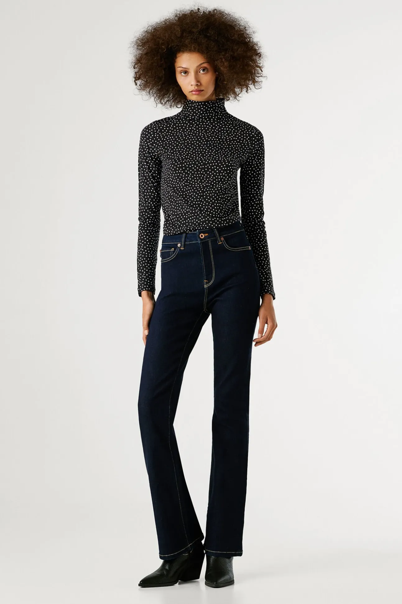 Calça jeans flare de corte alta