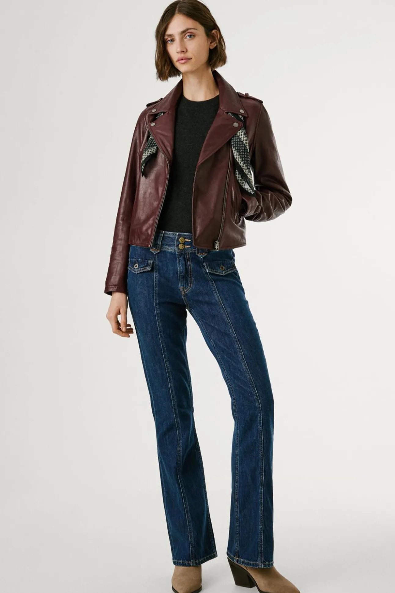 Calça jeans flare de corte baixo