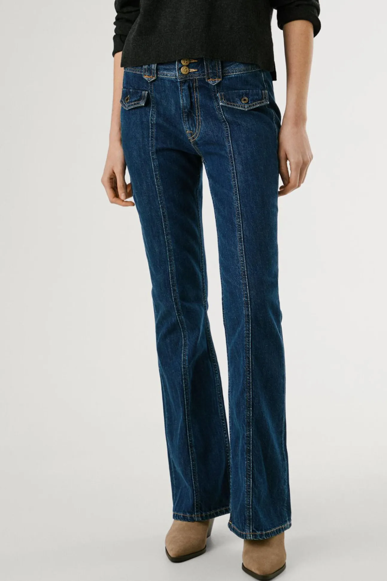 Calça jeans flare de corte baixo